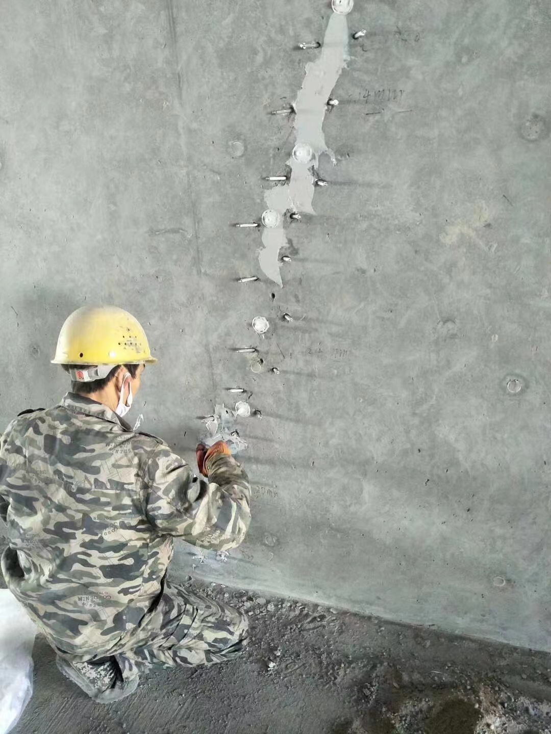 荆州混凝土楼板裂缝加固施工的方案